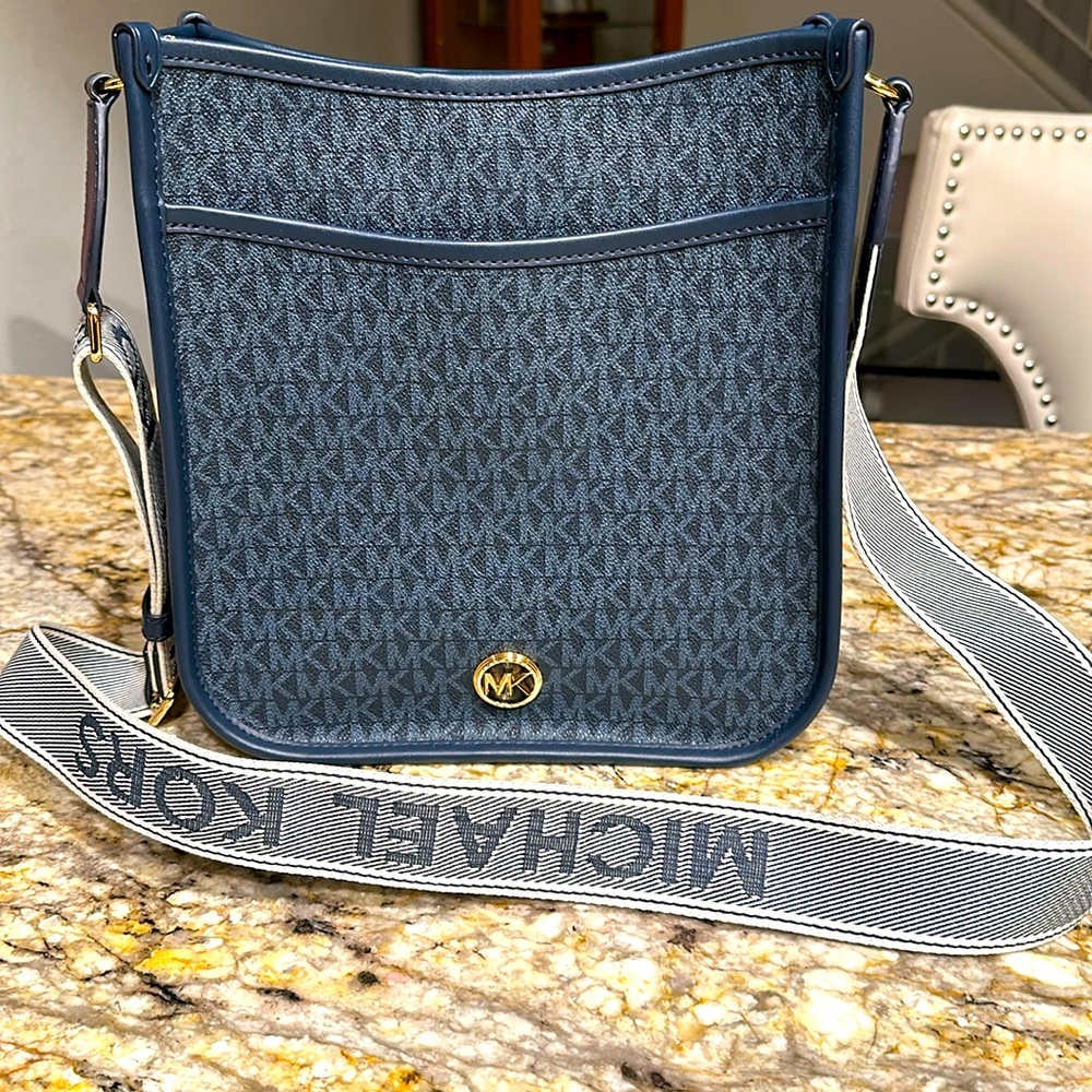 MICHAEL KORS bag; 9-7/10"W x 11"H x 2-3/4"D handbag 25"L strap Magnetic